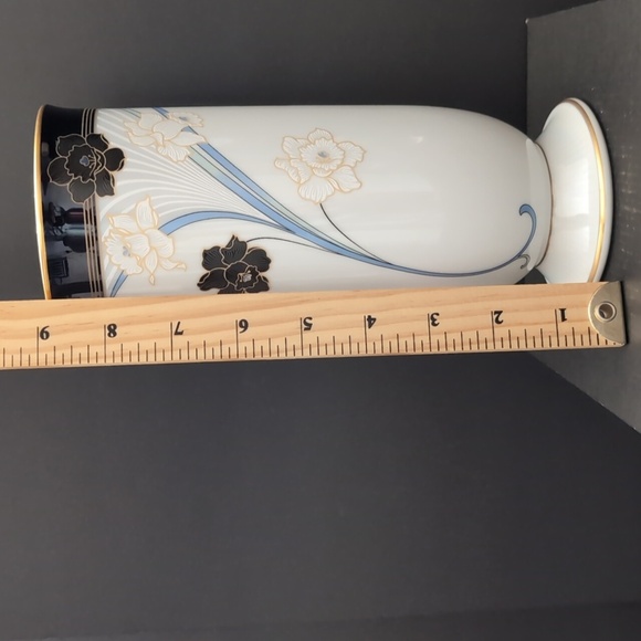 VGT,Legacy by Noritake Footed Black/White Porcelain Vase with Daffodils. - Picture 11 of 11